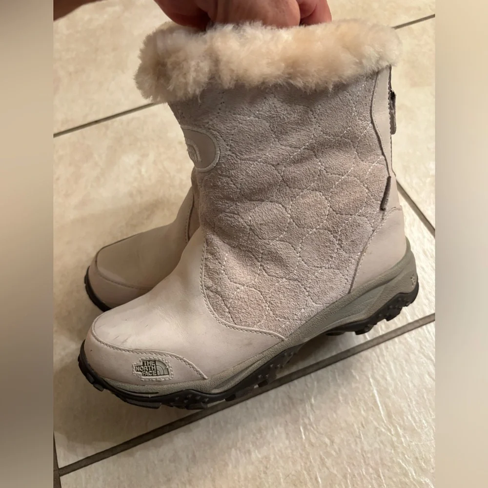 The North Face boots 200 gram primaloft insulation women’s size 6